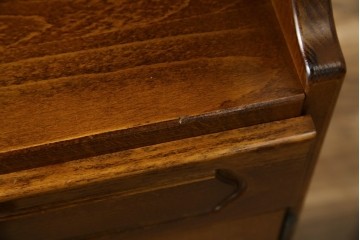 中古　美品　オールドカリモク　カリモク家具(karimoku)　COLONIAL(コロニアル)シリーズ　クラシカルな佇まいの電話台　(R-084514)