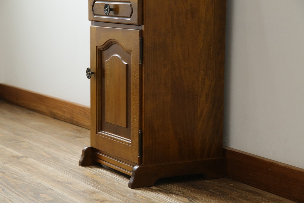 中古　美品　オールドカリモク　カリモク家具(karimoku)　COLONIAL(コロニアル)シリーズ　クラシカルな佇まいの電話台　(R-084514)