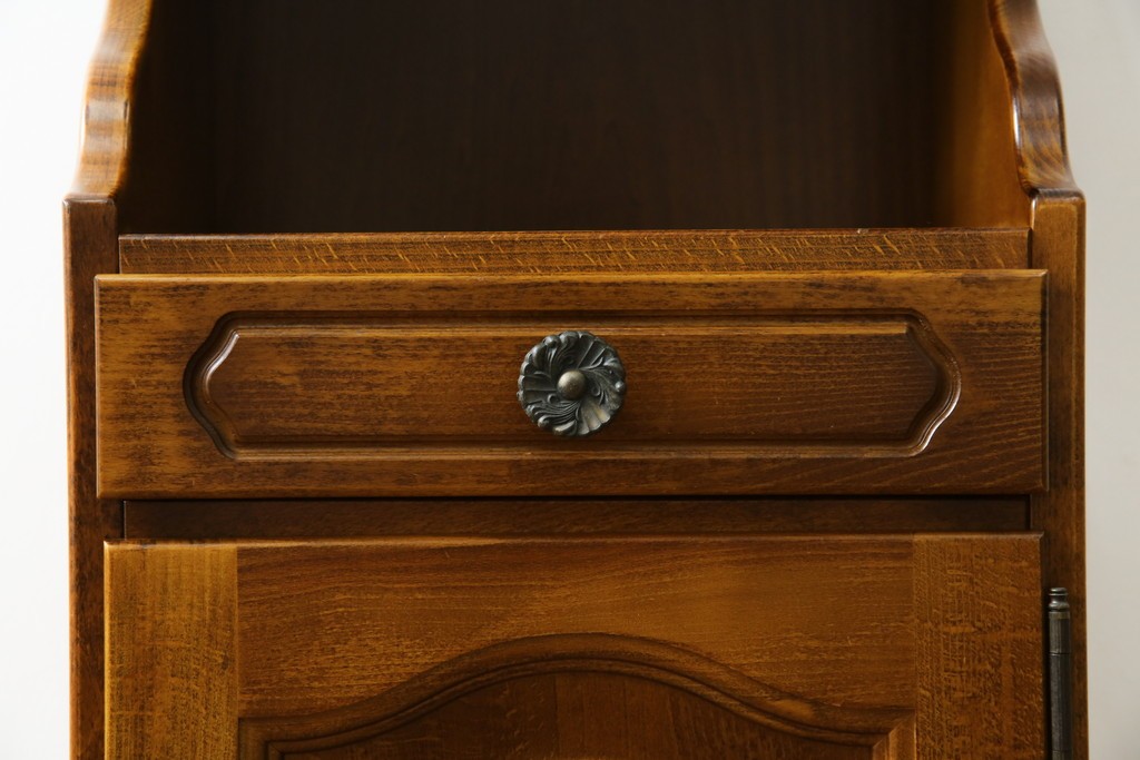 中古　美品　オールドカリモク　カリモク家具(karimoku)　COLONIAL(コロニアル)シリーズ　クラシカルな佇まいの電話台　(R-084514)