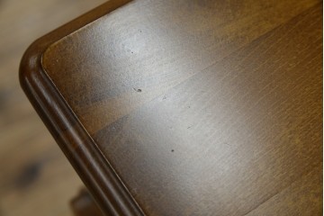 中古　美品　オールドカリモク　カリモク家具(karimoku)　COLONIAL(コロニアル)シリーズ　クラシカルな佇まいの電話台　(R-084514)