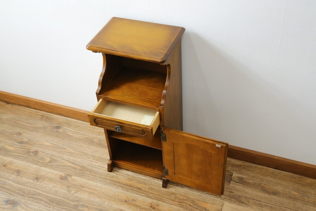 中古　美品　オールドカリモク　カリモク家具(karimoku)　COLONIAL(コロニアル)シリーズ　クラシカルな佇まいの電話台　(R-084514)