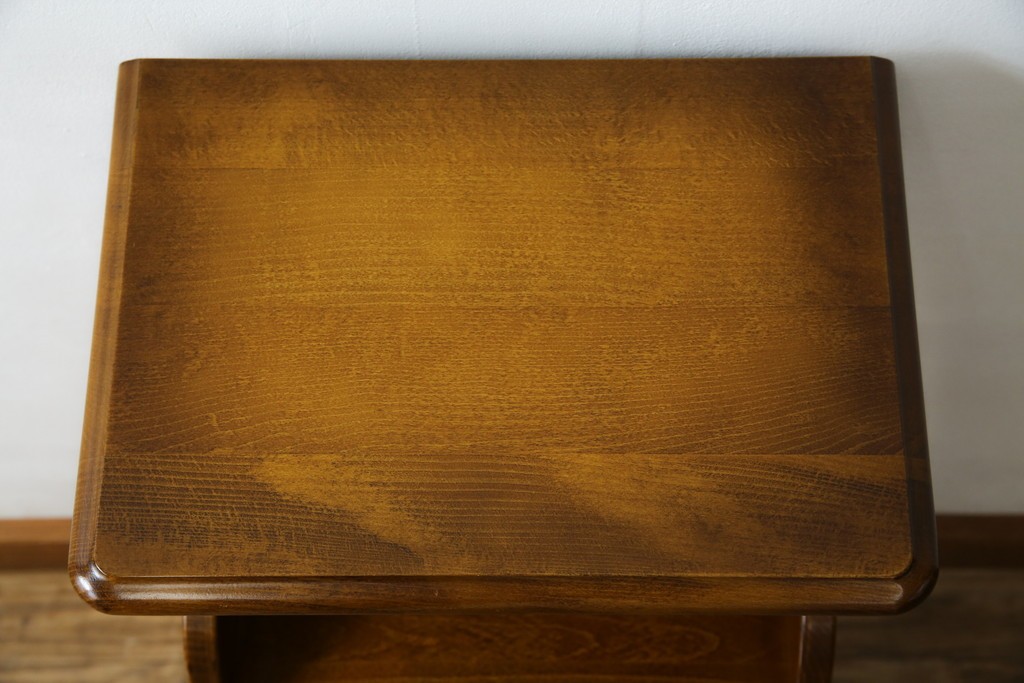 中古　美品　オールドカリモク　カリモク家具(karimoku)　COLONIAL(コロニアル)シリーズ　クラシカルな佇まいの電話台　(R-084514)