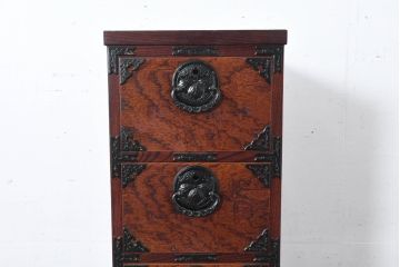 中古　美品　岩谷堂箪笥　希少サイズ!!　力強い杢目と立派な金具が存在感を放つ7段立たんす(縦型、和タンス、整理箪笥、収納箪笥、サイドチェスト)(R-084515)