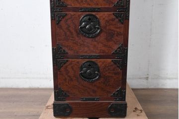 中古　美品　岩谷堂箪笥　希少サイズ!!　力強い杢目と立派な金具が存在感を放つ7段立たんす(縦型、和タンス、整理箪笥、収納箪笥、サイドチェスト)(R-084515)
