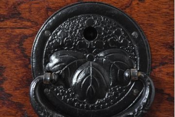 中古　美品　岩谷堂箪笥　希少サイズ!!　力強い杢目と立派な金具が存在感を放つ7段立たんす(縦型、和タンス、整理箪笥、収納箪笥、サイドチェスト)(R-084515)