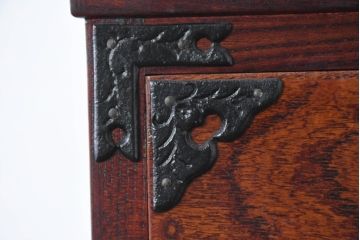 中古　美品　岩谷堂箪笥　希少サイズ!!　力強い杢目と立派な金具が存在感を放つ7段立たんす(縦型、和タンス、整理箪笥、収納箪笥、サイドチェスト)(R-084515)
