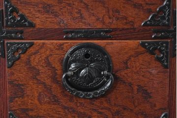 中古　美品　岩谷堂箪笥　希少サイズ!!　力強い杢目と立派な金具が存在感を放つ7段立たんす(縦型、和タンス、整理箪笥、収納箪笥、サイドチェスト)(R-084515)