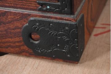 中古　美品　岩谷堂箪笥　希少サイズ!!　力強い杢目と立派な金具が存在感を放つ7段立たんす(縦型、和タンス、整理箪笥、収納箪笥、サイドチェスト)(R-084515)