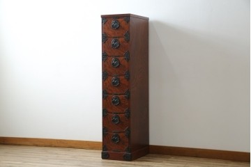 中古　美品　岩谷堂箪笥　希少サイズ!!　力強い杢目と立派な金具が存在感を放つ7段立たんす(縦型、和タンス、整理箪笥、収納箪笥、サイドチェスト)(R-084515)