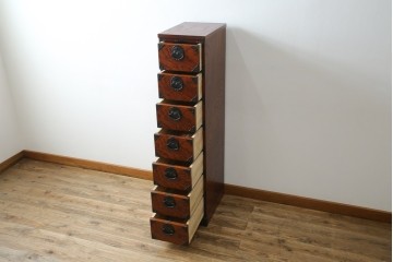 中古　美品　岩谷堂箪笥　希少サイズ!!　力強い杢目と立派な金具が存在感を放つ7段立たんす(縦型、和タンス、整理箪笥、収納箪笥、サイドチェスト)(R-084515)