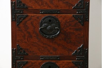 中古　美品　岩谷堂箪笥　希少サイズ!!　力強い杢目と立派な金具が存在感を放つ7段立たんす(縦型、和タンス、整理箪笥、収納箪笥、サイドチェスト)(R-084515)