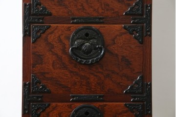 中古　美品　岩谷堂箪笥　希少サイズ!!　力強い杢目と立派な金具が存在感を放つ7段立たんす(縦型、和タンス、整理箪笥、収納箪笥、サイドチェスト)(R-084515)