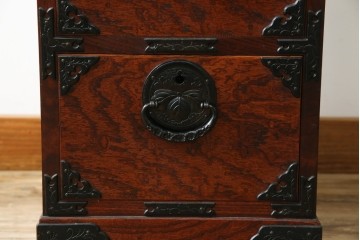 中古　美品　岩谷堂箪笥　希少サイズ!!　力強い杢目と立派な金具が存在感を放つ7段立たんす(縦型、和タンス、整理箪笥、収納箪笥、サイドチェスト)(R-084515)