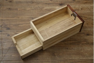 中古　美品　岩谷堂箪笥　希少サイズ!!　力強い杢目と立派な金具が存在感を放つ7段立たんす(縦型、和タンス、整理箪笥、収納箪笥、サイドチェスト)(R-084515)