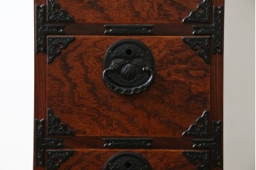 中古　美品　岩谷堂箪笥　希少サイズ!!　力強い杢目と立派な金具が存在感を放つ7段立たんす(縦型、和タンス、整理箪笥、収納箪笥、サイドチェスト)(R-084515)