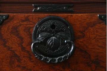 中古　美品　岩谷堂箪笥　希少サイズ!!　力強い杢目と立派な金具が存在感を放つ7段立たんす(縦型、和タンス、整理箪笥、収納箪笥、サイドチェスト)(R-084515)