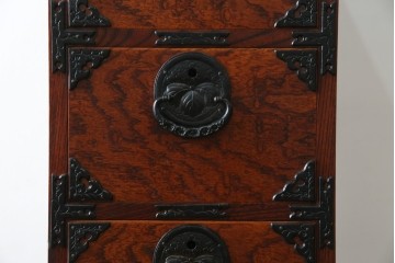 中古　美品　岩谷堂箪笥　希少サイズ!!　力強い杢目と立派な金具が存在感を放つ7段立たんす(縦型、和タンス、整理箪笥、収納箪笥、サイドチェスト)(R-084515)