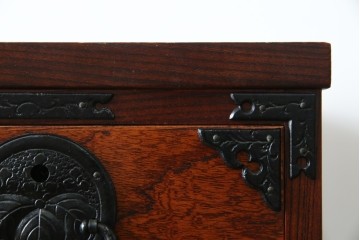 中古　美品　岩谷堂箪笥　希少サイズ!!　力強い杢目と立派な金具が存在感を放つ7段立たんす(縦型、和タンス、整理箪笥、収納箪笥、サイドチェスト)(R-084515)