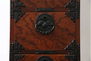 中古　美品　岩谷堂箪笥　希少サイズ!!　力強い杢目と立派な金具が存在感を放つ7段立たんす(縦型、和タンス、整理箪笥、収納箪笥、サイドチェスト)(R-084515)