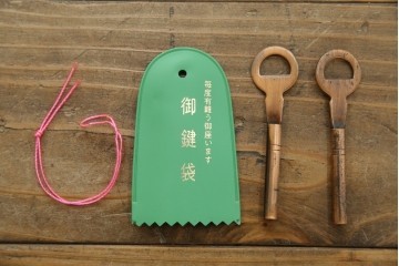 中古　美品　岩谷堂箪笥　希少サイズ!!　力強い杢目と立派な金具が存在感を放つ7段立たんす(縦型、和タンス、整理箪笥、収納箪笥、サイドチェスト)(R-084515)