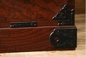 中古　美品　岩谷堂箪笥　希少サイズ!!　力強い杢目と立派な金具が存在感を放つ7段立たんす(縦型、和タンス、整理箪笥、収納箪笥、サイドチェスト)(R-084515)