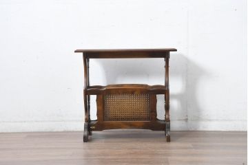 和製ビンテージ　美品　オールドカリモク　カリモク家具(karimoku)　COLONIAL(コロニアル)シリーズ　編み込まれたデザインがアクセントになった上品なマガジンラック付きのサイドテーブル(コーヒーテーブル、ナイトテーブル、花台、飾り台、ヴィンテージ)R-084516)
