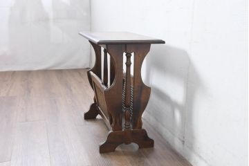 和製ビンテージ　美品　オールドカリモク　カリモク家具(karimoku)　COLONIAL(コロニアル)シリーズ　編み込まれたデザインがアクセントになった上品なマガジンラック付きのサイドテーブル(コーヒーテーブル、ナイトテーブル、花台、飾り台、ヴィンテージ)R-084516)