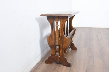 和製ビンテージ　美品　オールドカリモク　カリモク家具(karimoku)　COLONIAL(コロニアル)シリーズ　編み込まれたデザインがアクセントになった上品なマガジンラック付きのサイドテーブル(コーヒーテーブル、ナイトテーブル、花台、飾り台、ヴィンテージ)R-084516)