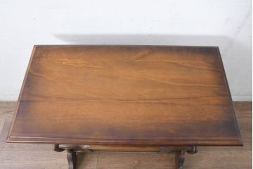 和製ビンテージ　美品　オールドカリモク　カリモク家具(karimoku)　COLONIAL(コロニアル)シリーズ　編み込まれたデザインがアクセントになった上品なマガジンラック付きのサイドテーブル(コーヒーテーブル、ナイトテーブル、花台、飾り台、ヴィンテージ)R-084516)