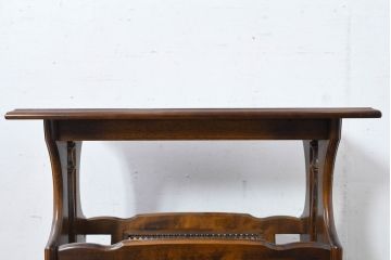 和製ビンテージ　美品　オールドカリモク　カリモク家具(karimoku)　COLONIAL(コロニアル)シリーズ　編み込まれたデザインがアクセントになった上品なマガジンラック付きのサイドテーブル(コーヒーテーブル、ナイトテーブル、花台、飾り台、ヴィンテージ)R-084516)