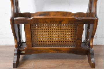 和製ビンテージ　美品　オールドカリモク　カリモク家具(karimoku)　COLONIAL(コロニアル)シリーズ　編み込まれたデザインがアクセントになった上品なマガジンラック付きのサイドテーブル(コーヒーテーブル、ナイトテーブル、花台、飾り台、ヴィンテージ)R-084516)