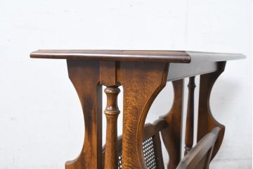 和製ビンテージ　美品　オールドカリモク　カリモク家具(karimoku)　COLONIAL(コロニアル)シリーズ　編み込まれたデザインがアクセントになった上品なマガジンラック付きのサイドテーブル(コーヒーテーブル、ナイトテーブル、花台、飾り台、ヴィンテージ)R-084516)