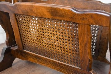 和製ビンテージ　美品　オールドカリモク　カリモク家具(karimoku)　COLONIAL(コロニアル)シリーズ　編み込まれたデザインがアクセントになった上品なマガジンラック付きのサイドテーブル(コーヒーテーブル、ナイトテーブル、花台、飾り台、ヴィンテージ)R-084516)