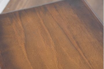 和製ビンテージ　美品　オールドカリモク　カリモク家具(karimoku)　COLONIAL(コロニアル)シリーズ　編み込まれたデザインがアクセントになった上品なマガジンラック付きのサイドテーブル(コーヒーテーブル、ナイトテーブル、花台、飾り台、ヴィンテージ)R-084516)
