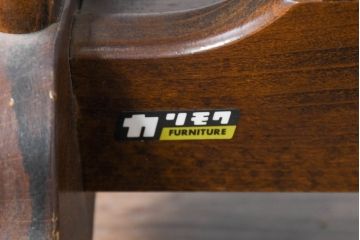 和製ビンテージ　美品　オールドカリモク　カリモク家具(karimoku)　COLONIAL(コロニアル)シリーズ　編み込まれたデザインがアクセントになった上品なマガジンラック付きのサイドテーブル(コーヒーテーブル、ナイトテーブル、花台、飾り台、ヴィンテージ)R-084516)