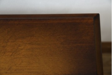 和製ヴィンテージ　美品　オールドカリモク　カリモク家具(karimoku)　COLONIAL(コロニアル)シリーズ　編み込まれたデザインがアクセントになった上品なマガジンラック付きのサイドテーブル　(R-084516)