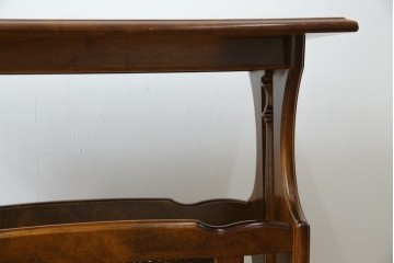 和製ヴィンテージ　美品　オールドカリモク　カリモク家具(karimoku)　COLONIAL(コロニアル)シリーズ　編み込まれたデザインがアクセントになった上品なマガジンラック付きのサイドテーブル　(R-084516)