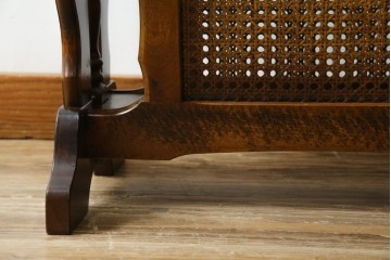 和製ヴィンテージ　美品　オールドカリモク　カリモク家具(karimoku)　COLONIAL(コロニアル)シリーズ　編み込まれたデザインがアクセントになった上品なマガジンラック付きのサイドテーブル　(R-084516)