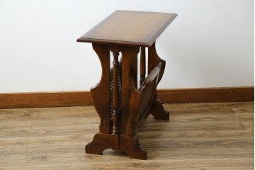 和製ヴィンテージ　美品　オールドカリモク　カリモク家具(karimoku)　COLONIAL(コロニアル)シリーズ　編み込まれたデザインがアクセントになった上品なマガジンラック付きのサイドテーブル　(R-084516)