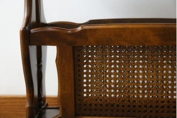 和製ヴィンテージ　美品　オールドカリモク　カリモク家具(karimoku)　COLONIAL(コロニアル)シリーズ　編み込まれたデザインがアクセントになった上品なマガジンラック付きのサイドテーブル　(R-084516)