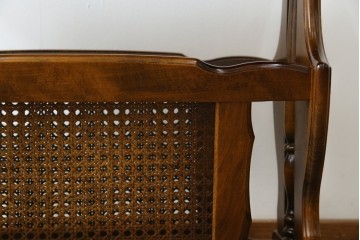 和製ヴィンテージ　美品　オールドカリモク　カリモク家具(karimoku)　COLONIAL(コロニアル)シリーズ　編み込まれたデザインがアクセントになった上品なマガジンラック付きのサイドテーブル　(R-084516)