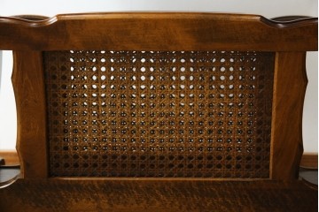 和製ヴィンテージ　美品　オールドカリモク　カリモク家具(karimoku)　COLONIAL(コロニアル)シリーズ　編み込まれたデザインがアクセントになった上品なマガジンラック付きのサイドテーブル　(R-084516)