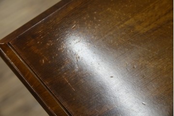 和製ヴィンテージ　美品　オールドカリモク　カリモク家具(karimoku)　COLONIAL(コロニアル)シリーズ　編み込まれたデザインがアクセントになった上品なマガジンラック付きのサイドテーブル　(R-084516)