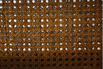 和製ヴィンテージ　美品　オールドカリモク　カリモク家具(karimoku)　COLONIAL(コロニアル)シリーズ　編み込まれたデザインがアクセントになった上品なマガジンラック付きのサイドテーブル　(R-084516)