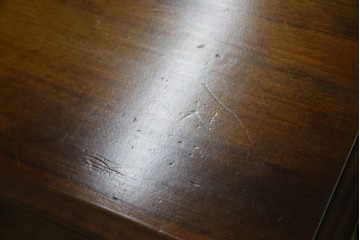 和製ヴィンテージ　美品　オールドカリモク　カリモク家具(karimoku)　COLONIAL(コロニアル)シリーズ　編み込まれたデザインがアクセントになった上品なマガジンラック付きのサイドテーブル　(R-084516)