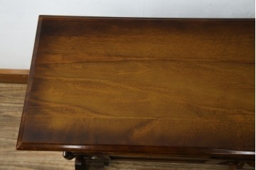 和製ヴィンテージ　美品　オールドカリモク　カリモク家具(karimoku)　COLONIAL(コロニアル)シリーズ　編み込まれたデザインがアクセントになった上品なマガジンラック付きのサイドテーブル　(R-084516)