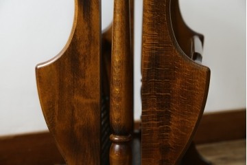 和製ヴィンテージ　美品　オールドカリモク　カリモク家具(karimoku)　COLONIAL(コロニアル)シリーズ　編み込まれたデザインがアクセントになった上品なマガジンラック付きのサイドテーブル　(R-084516)