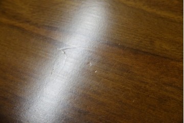 和製ヴィンテージ　美品　オールドカリモク　カリモク家具(karimoku)　COLONIAL(コロニアル)シリーズ　編み込まれたデザインがアクセントになった上品なマガジンラック付きのサイドテーブル　(R-084516)