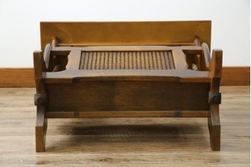 和製ヴィンテージ　美品　オールドカリモク　カリモク家具(karimoku)　COLONIAL(コロニアル)シリーズ　編み込まれたデザインがアクセントになった上品なマガジンラック付きのサイドテーブル　(R-084516)