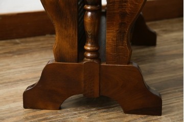 和製ヴィンテージ　美品　オールドカリモク　カリモク家具(karimoku)　COLONIAL(コロニアル)シリーズ　編み込まれたデザインがアクセントになった上品なマガジンラック付きのサイドテーブル　(R-084516)